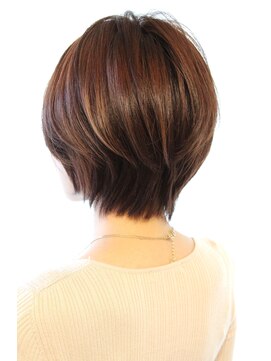 レウナ 外苑前(Reuna) シルエットが綺麗ひし形ショートボブ