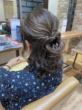 ヴィサージュクルー(VISAGE crew) 華やかなハーフアップデザイン！