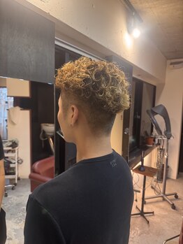 チェルシー(Chelsea)の写真/がっつり刈り込んでのパーマスタイル