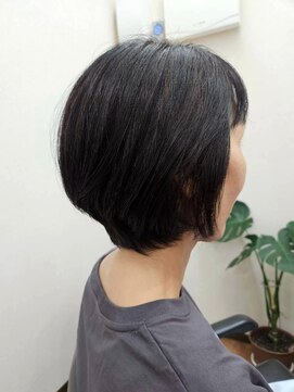 ヒビ(hibi) 丸みシルエットの上品ショートボブ