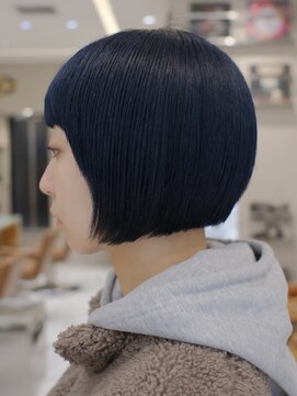 ピークアブー 原宿ハラカド(PEEK-A-BOO) ネイビーブルーブリーチ前下がりパツッとボブくせ毛多毛広がる