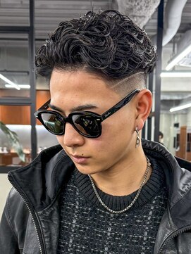 ニコ トウキョウ ロジック(nico TOKYO Logic) 極道パーマホワイトメッシュフェード短髪メンズ髪型