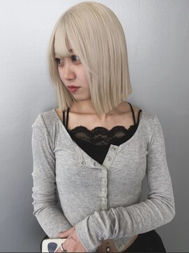 ホワイトベージュ ／ ブリーチ2回 ／ 透明感カラー