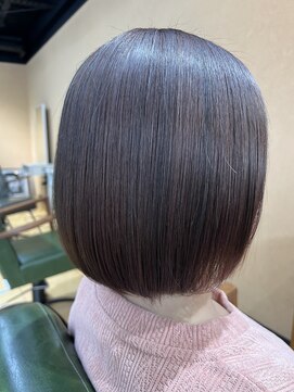 カラーにひとひねりしたボブ