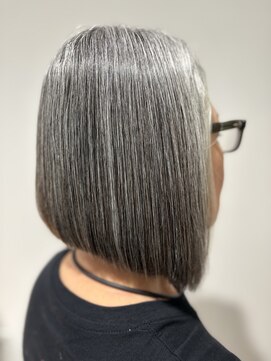 エスト(est) 50代/60代/白髪グレイヘア　シニアの魅力引き出す前下がりボブ