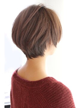 レウナ 外苑前(Reuna) 20代30代40代大人可愛い耳かけナチュラルショート　黒髪ショート