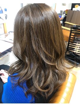 サルヴァトーレ 長崎 くびれシルエット大人ゆるふわレイヤーミディアム 30代/40代・