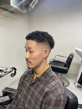 メリケンバーバーショップ フクオカ(MERICAN BARBERSHOP FUK) 波巻き束感ショートツーブロックマッシュアップバングコンマヘア