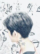 ベシドゥーズ(Besixdouze) センターパート前下がりショート