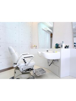 落ち着いた大人の空間でワンランク上の自分になれるサロン。お子様から年配の方まで◎[顔剃り/眉毛カット]