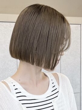 アム(am) グレージュ切りっぱなしボブ前髪ありミニボブミルクティベージュ