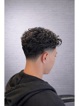 ワンワンオー バーバーショップ 長浜店(@110 BARBER SHOP) ローフェード×ラルフカールで作る、大人の無骨な色気ヘア