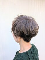 ソル 千葉(Sol) 細めハイライトでつくる “白髪ぼかしショート”