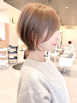 シシ 大宮(She 2.) 大人ショートボブ/ホワイトグレージュ/ブリーチ/ダブルカラー