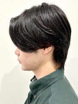 ヒュイル バイ ニアウ(Hwyl by Niau) ニュアンスパーマメンズカットセンターパートスパイラルパーマ