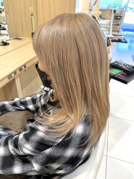 アッシュ 成瀬店(Ash) ミルクティーベージュ/ウルフレイヤー/ミディアム/ダブルカラー