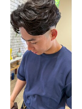 シフト(SHEEFT) 無造作アップバング毛流れ刈り上げツーブロックマッシュ 韓国風