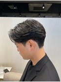 ビジネスシーンに馴染む洗練されたセンターパート