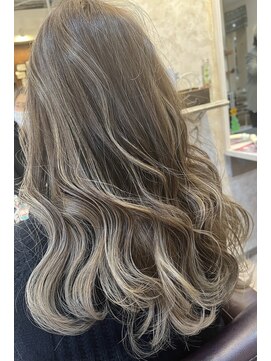 ヘアーエポック(hair epoque) ハイライトグレーベージュ レイヤーロング 前髪パーマ 外はね