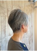 活かすグレイヘアショート