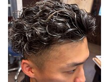 ワンオフ(one off)の雰囲気（シルバーメッシュにカーリーヘアとかイケイケな男にはぴったり！）