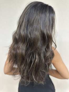 クエロ(Quaero?)の写真/明るめの白髪ぼかしもお任せ☆ハイライトを入れて立体感のあるオシャレなカラーに♪