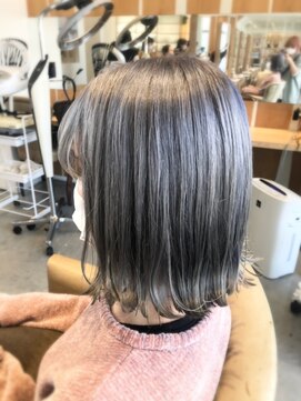 アドラーブル 万代店 (adorable) 【ホワイトグレージュ】【切りっぱなしボブ】10代20代