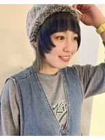 ニコフクオカヘアーメイク(NIKO Fukuoka Hair Make)&nbsp;ホワイト・ネイビーのデザインカラーウルフボブ