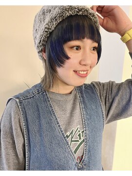 ニコフクオカヘアーメイク(NIKO Fukuoka Hair Make) ホワイト・ネイビーのデザインカラーウルフボブ