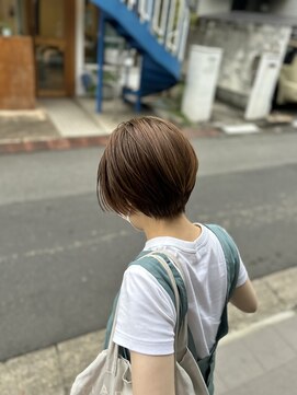 プラグ(Plug) 丸みショートボブシースルーバングボーイッシュアッシュブラウン