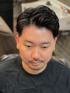 ニュアンスサーフ×フェザーパーマの濡れ質感BARBERスタイル
