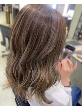 気になり始めた白髪は「隠さずぼかす」。伸びても目立たない、大人のハイライト