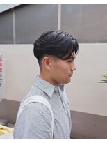 シーンバイラッド ヘルム(SCENE by RAD helm)&nbsp;清潔感抜群のセンターパートツーブロックヘアメンズカット艶感