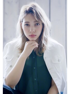 シエナ 渋谷(Siena) プラチナベージュ×かき上げバング