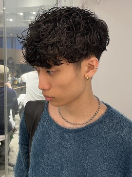 ロイ 南青山 表参道(ROI) メンズニュアンスパーマセンターパート黒髪スパイラルパーマ