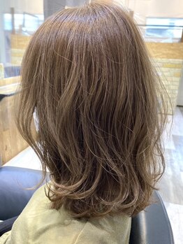 アルファ(alpha)の写真/【白髪を隠すよりぼかしてデザインを楽しむ白髪染め。ハイセンスなスタイリストが貴方だけの色味を提案】