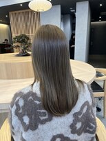 リファインド(REFINED)&nbsp;柔らかさと透明感を出してくれるオリーブベージュ