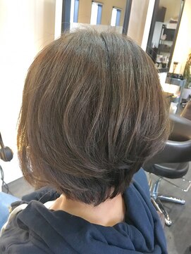 ロンド(Le rond) シルエットがキレイに見える前下がりボブ