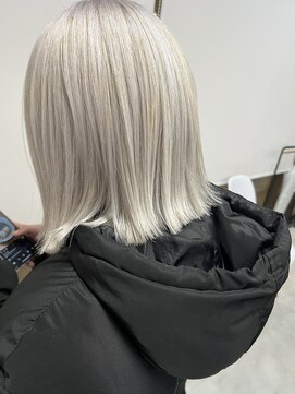 ラス(Las) ホワイトカラーぱっつりボブ