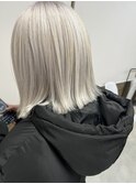 ホワイトカラーぱっつりボブ