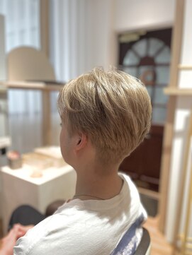 スピカ(Spica) ミルクティーベージュ（センターパートスタイル）