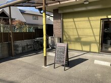 ホロイムア(Holoimua)の雰囲気（店前に無料駐車場2台完備しておりますので是非ご来店ください♪）