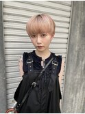 マッシュショートカットハイトーン艶髪ホワイトピンクカラー
