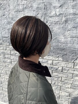 サンカリ SANKARI 船木店 【丸み×タイトな襟足で大人女性に人気のショートボブ。】