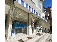 グッドキッド(GOODKID)の雰囲気（清潔感あふれる青と白の軒先テントが目印）