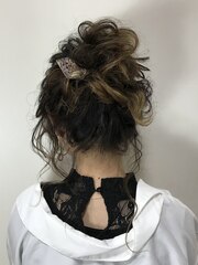 高めのお団子ヘアアレンジ