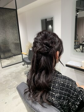 アリーズ シブヤ(ALLYS shibuya) サイドに寄せたハーフアップアレンジ