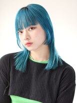 <miko>顔まわりにぷつっとラインでモード感のあるミディアムヘア