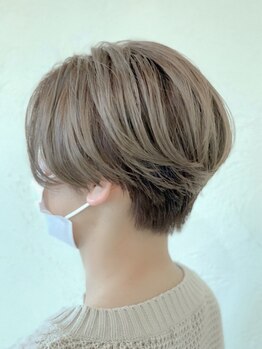 ダメージケアブリーチでトレンド×似合わせ♪ダメージを抑え、美しい発色へ。顔周りパッと華やかに！