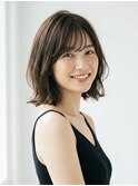 ミディアムボブレイヤー前髪あり抜け感くびれシルエット